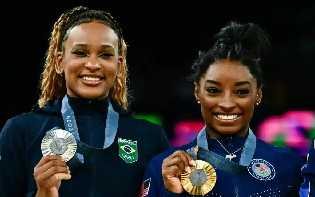 Rebeca Andrade no pódio com Simone Biles