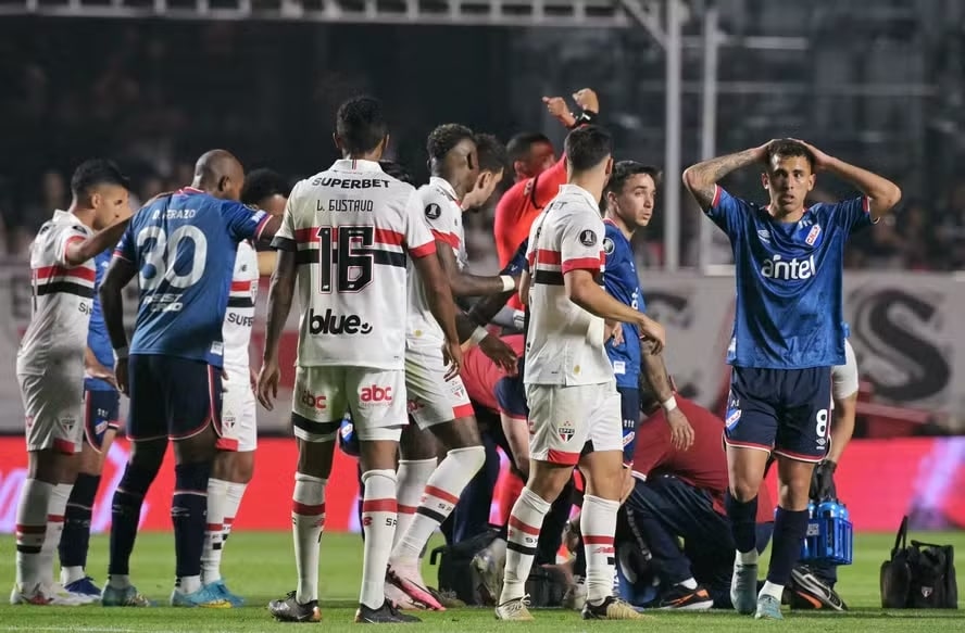 Jogadores de São Paulo e Nacional pedem presença da ambulância para atendimento de Izquierdo