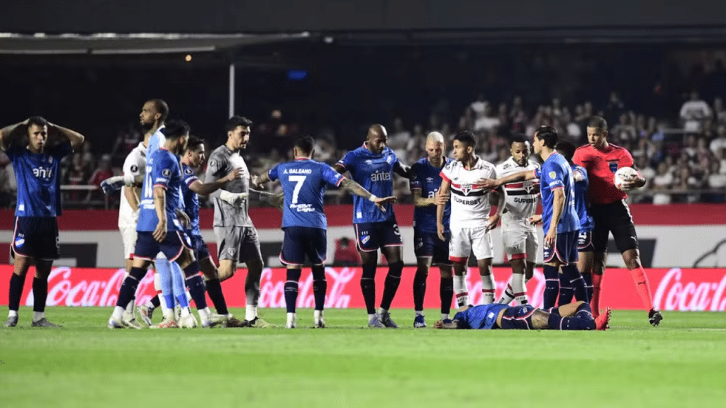 Juan Izquierdo, do Nacional, passa mal no Morumbis — (Foto: Marcos Ribolli/Instagram/@
mribolli)

