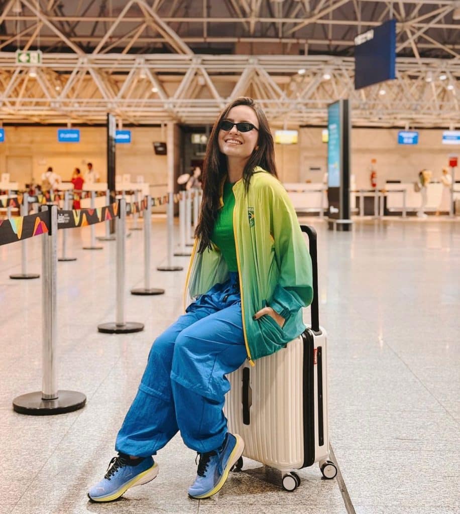 Larissa Manoela em aeroporto