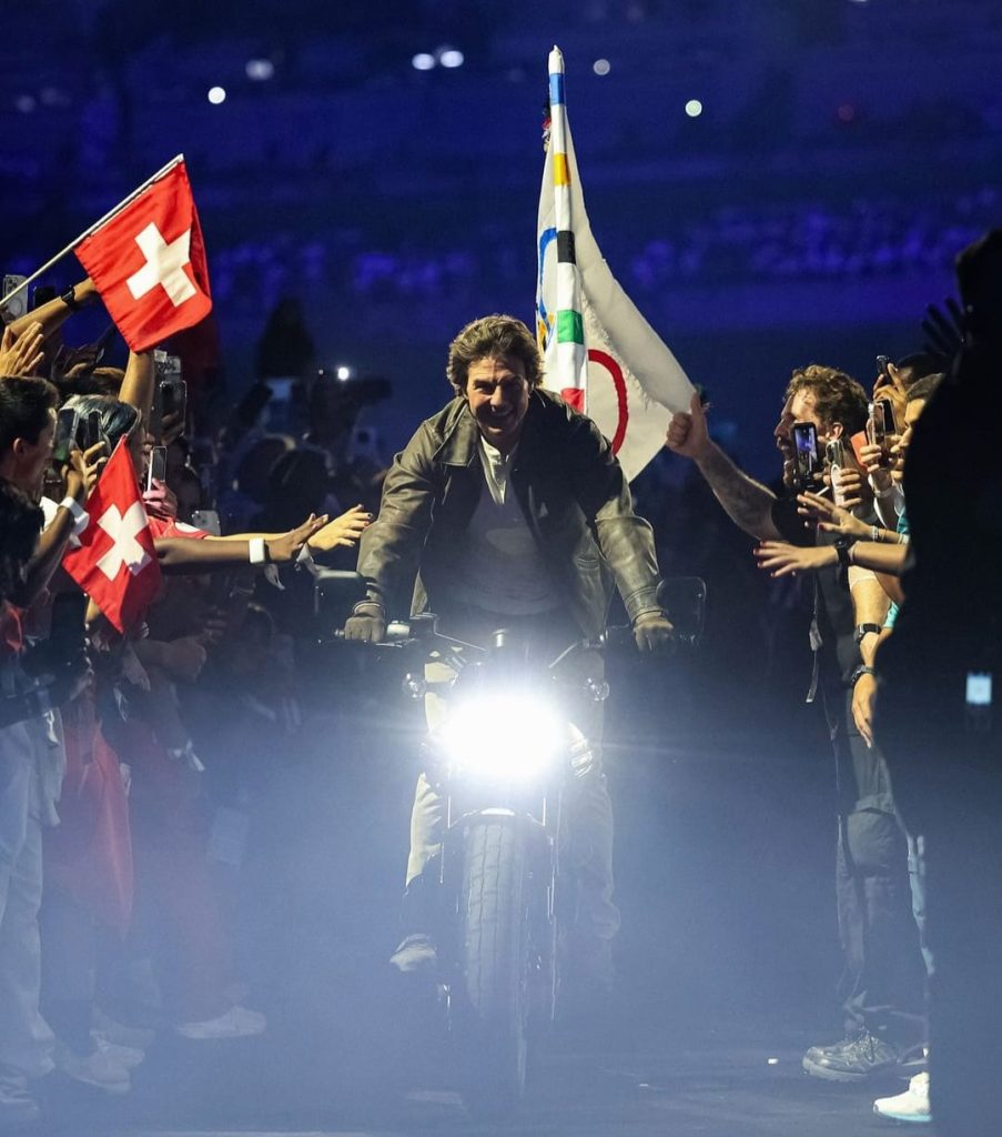 Tom Cruise marca encerramento das Olimpíadas e faz rapel durante apresentação