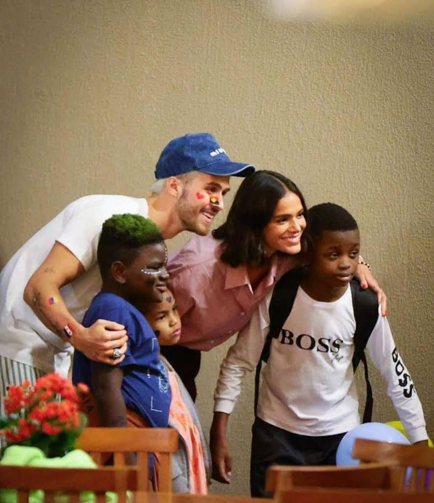 Bruna Marquezine e João Guilherme juntinhos durante aniversário beneficente