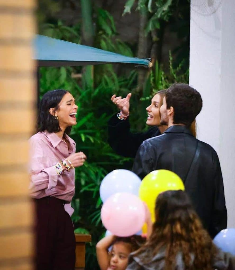 Bruna Marquezine e João Guilherme juntinhos durante aniversário beneficente