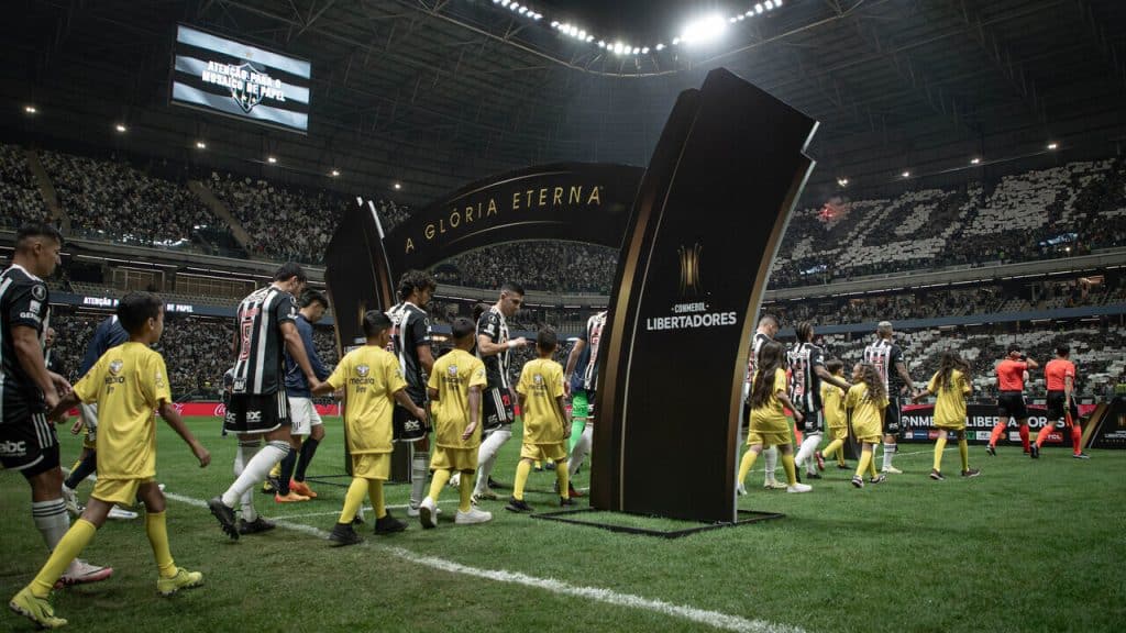 Equipe do Atlético-MG entrando em campo pela Libertadores