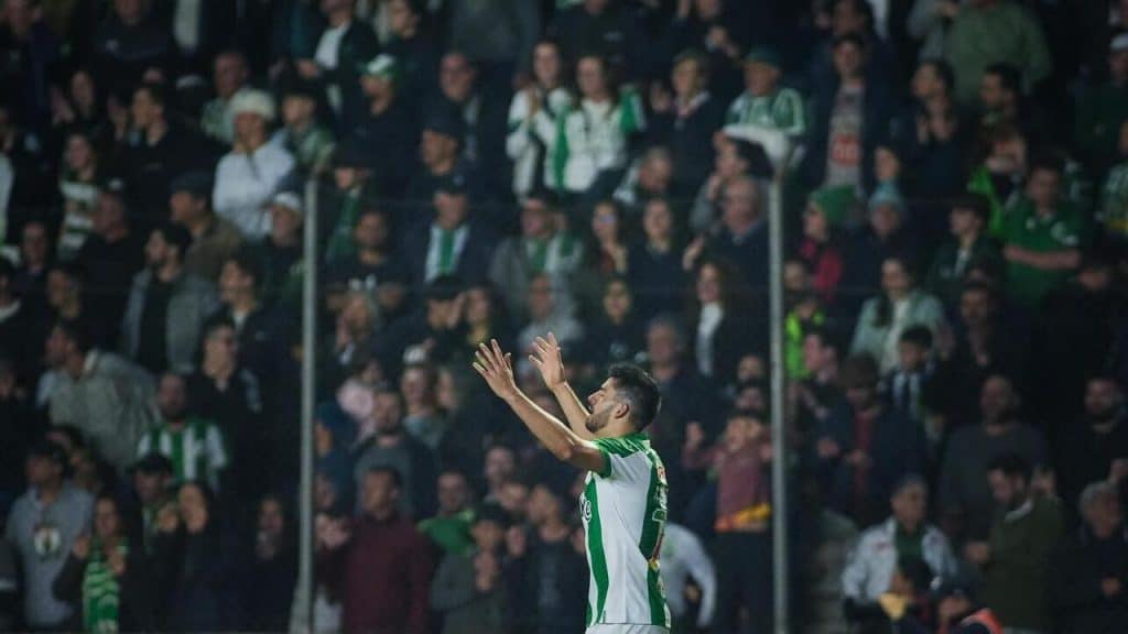 Carrillo comemora primeiro gol do Juventude contra o Corinthians (Foto: Reprodução/Jogadores de Juventude e Corinthians disputam bola em jogo da Copa do Brasil