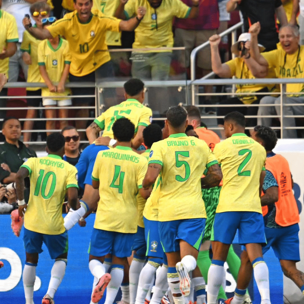 Jogadores da seleção brasileira comemorando gol de Raphinha durante a Copa América