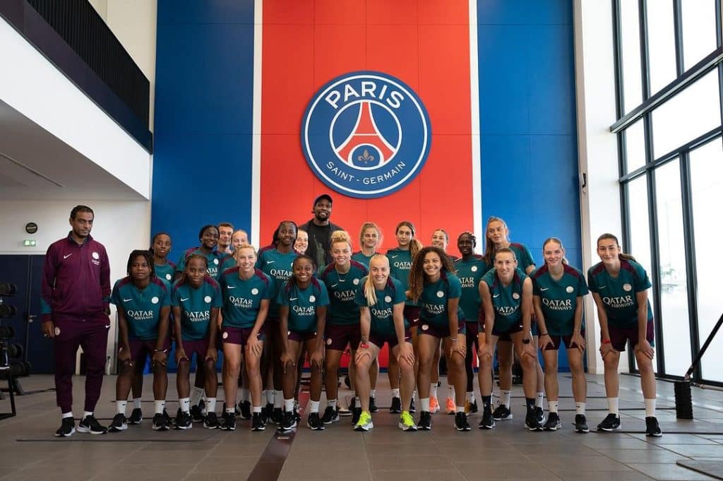 Equipe feminina do PSG com Kevin Durant