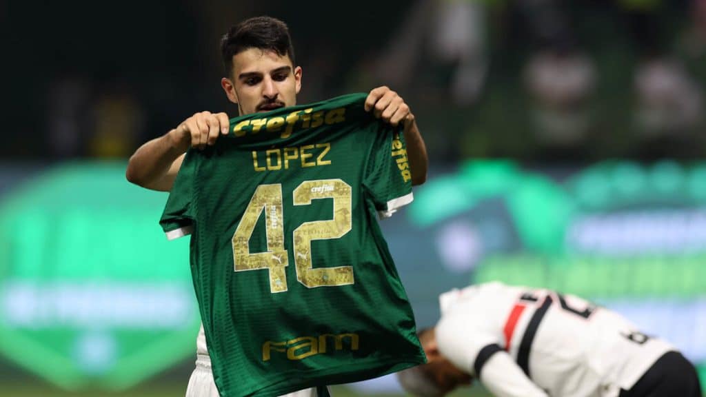 Flaco López comemora o segundo gol no clássico contra o São Paulo