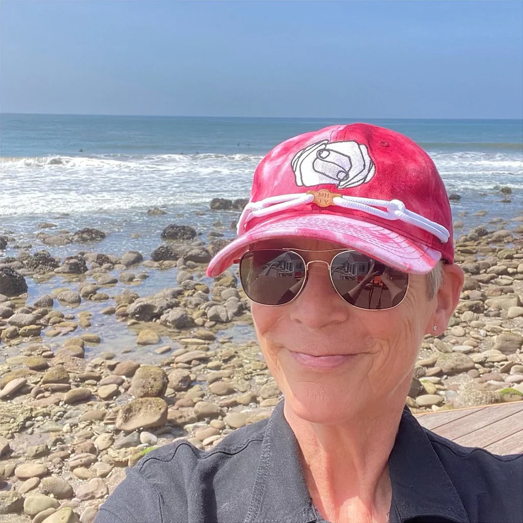 Jamie Lee Curtis aproveitando a praia