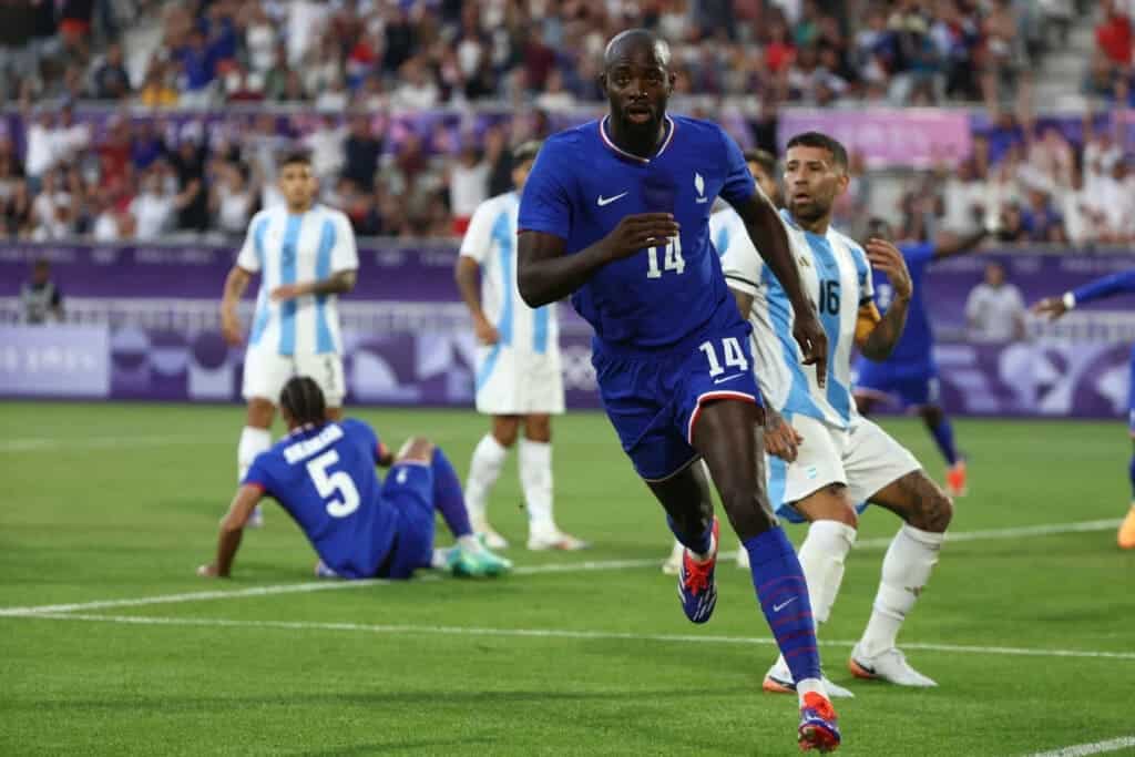 O francês Jean-Philippe Mateta comemora gol da França contra a Argentina nos Jogos Olímpicos 