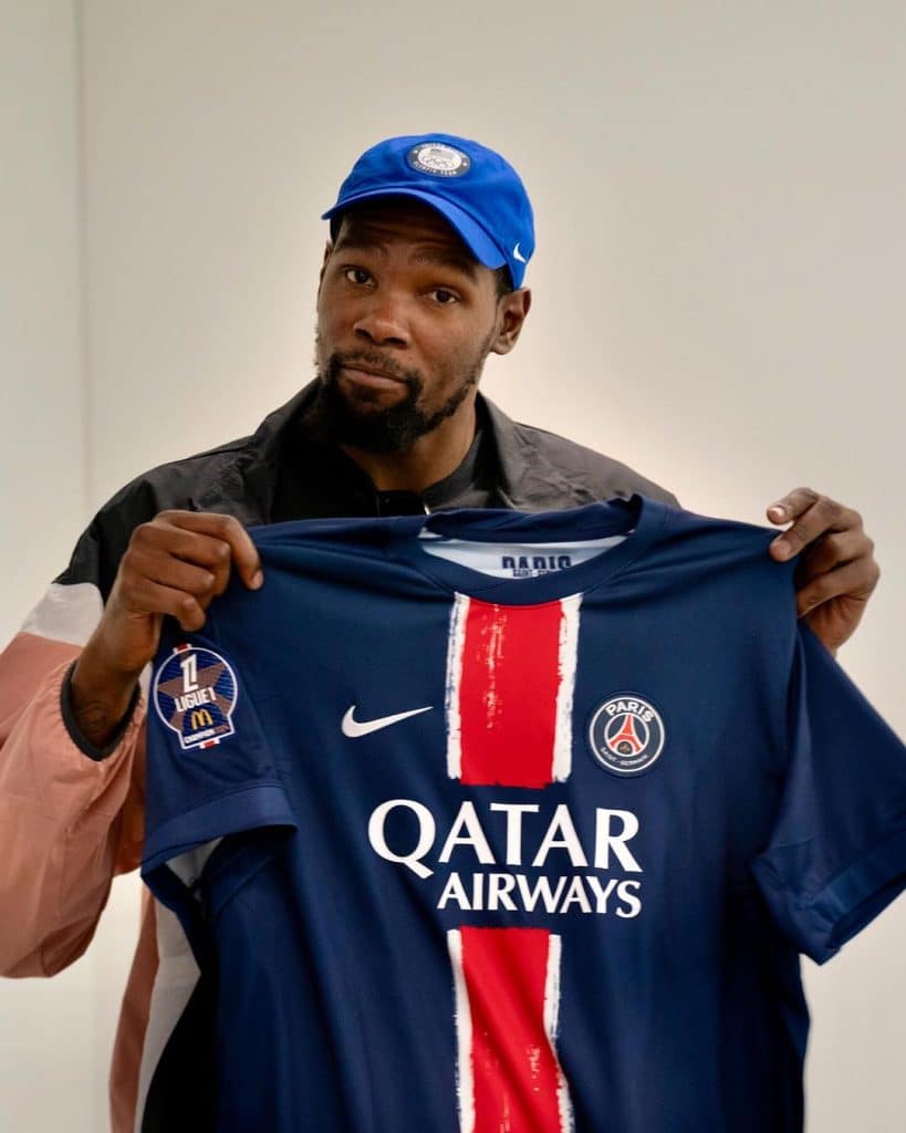 Durant com uma camisa do PSG