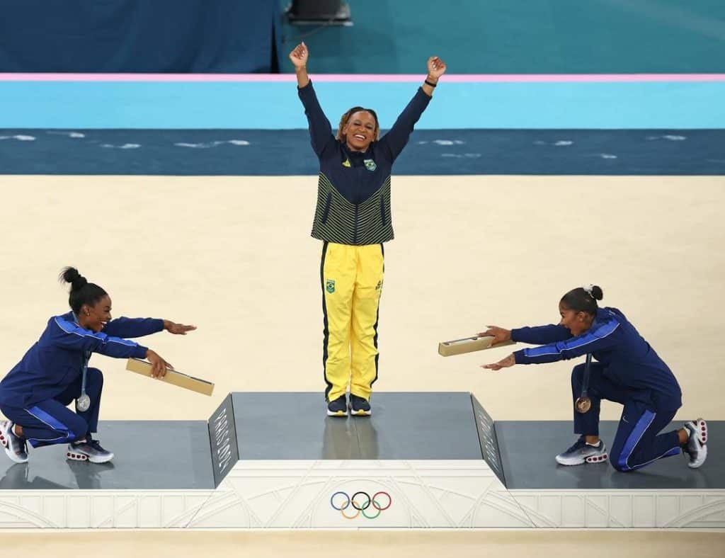 Simone Biles e Jordan Chiles reverenciando Rebeca Andrade