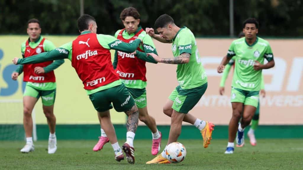 Jogadores do Palmeiras no último treino na Academia de Futebol antes de embarcarem para o Rio de Janeiro