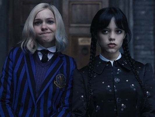 Emma Myers como Enid, e Jenna Ortega como Wandinha Addams na série da Netflix