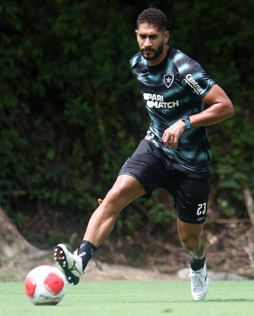 Zagueiro treinando antes da complicação na lesão