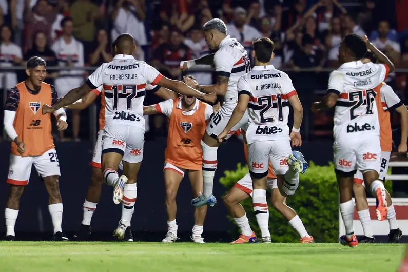 Jogadores do São Paulo comemorando gol 