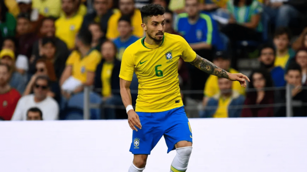 Alex Telles em ação pela seleção brasileira — (Foto: Divulgação/Reprodução/CBF)
