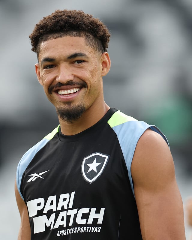 Adryelson durante treino do Botafogo 