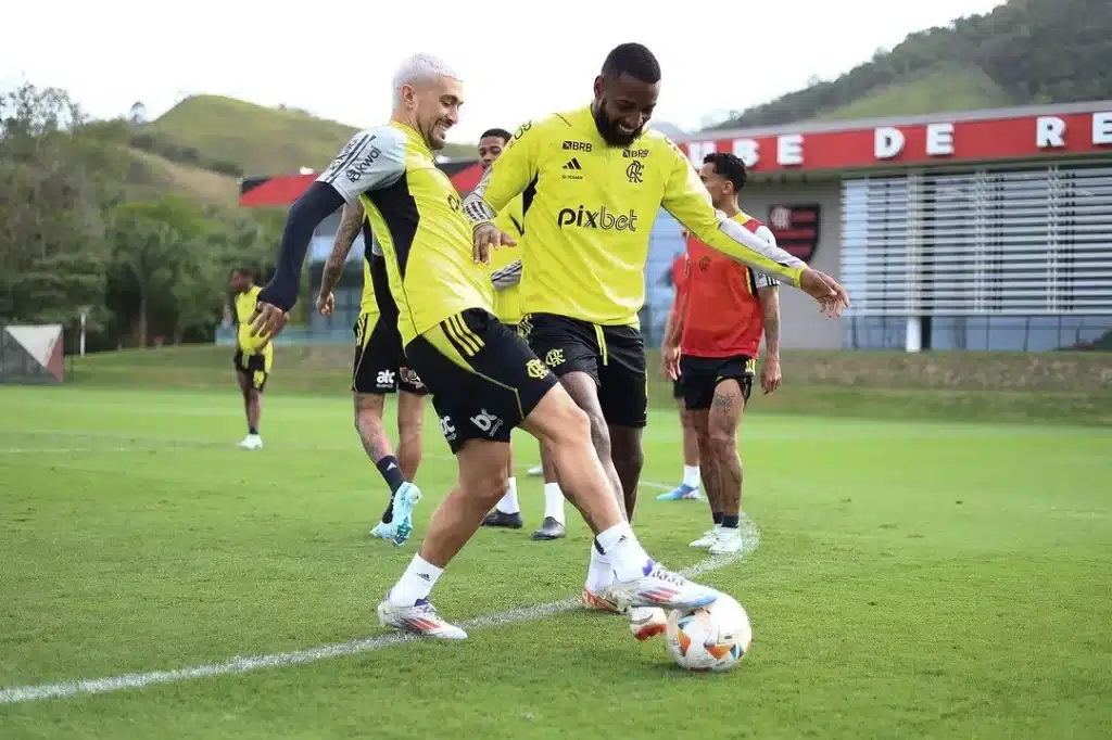 Arrascaeta e Gerson em treino antes da partida do Flamengo contra o Peñarol