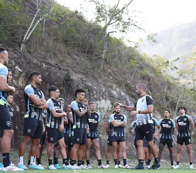 Arthur Jorge treina o time do botafogo para enfrentar o Corinthians