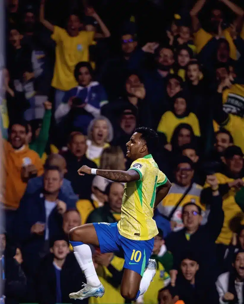 Rodrygo comemorando seu gol contra o Equador, durante a última rodada das Eliminatórias, em Curitiba