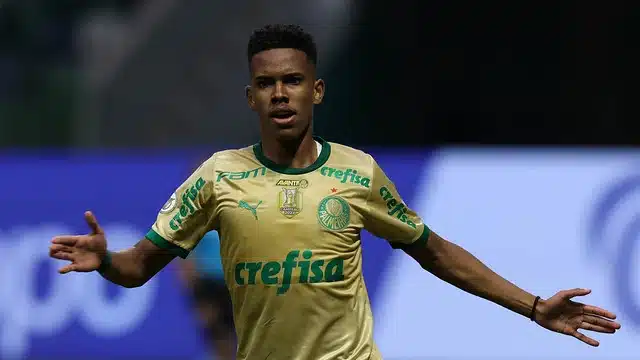 Estêvão no último jogo do Palmeiras contra o Criciúma, válido pelo Campeonato Brasileiro