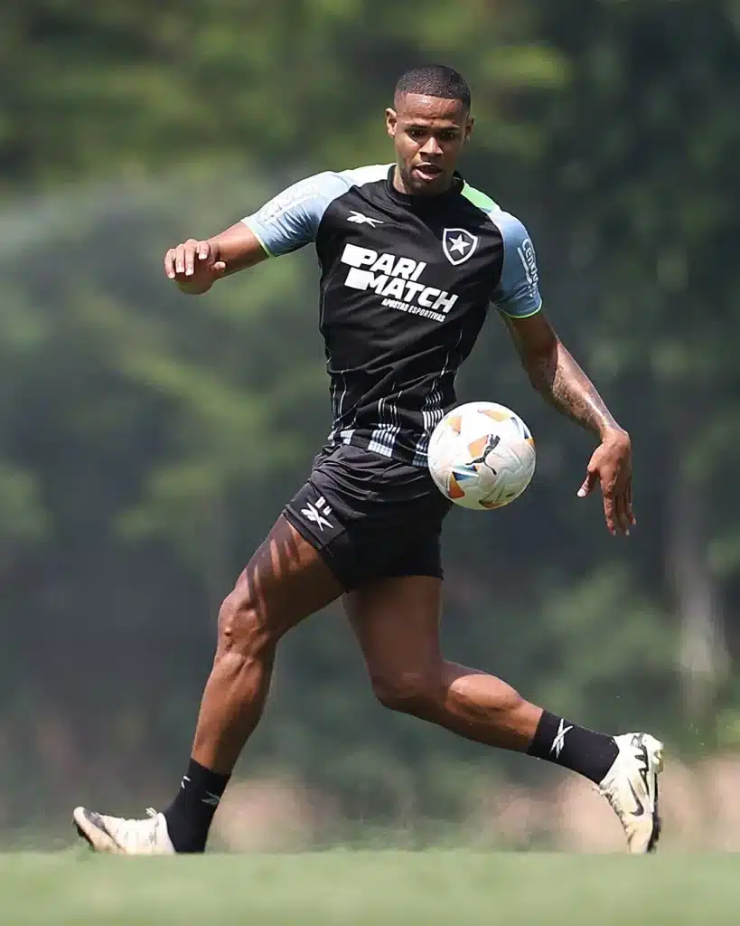 Junior Santos em treino do Botafogo