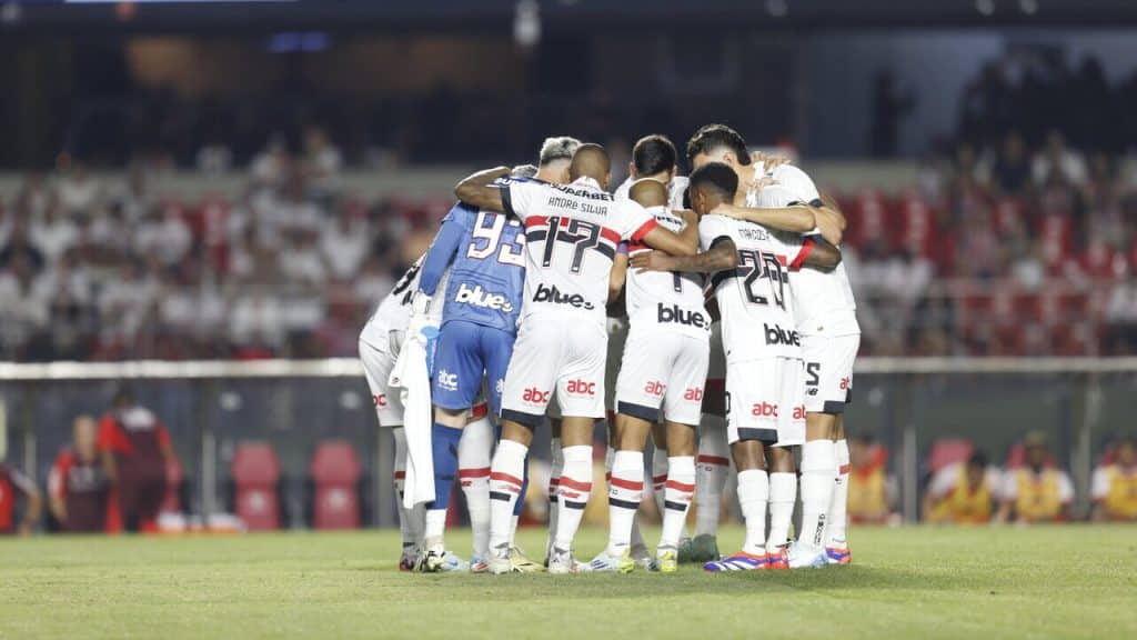 Jogadores do São Paulo reunidos antes do confronto contra o Internacional