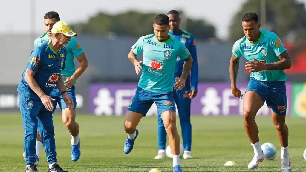 Jogadores convocados para a Seleção Brasileira durante treino 