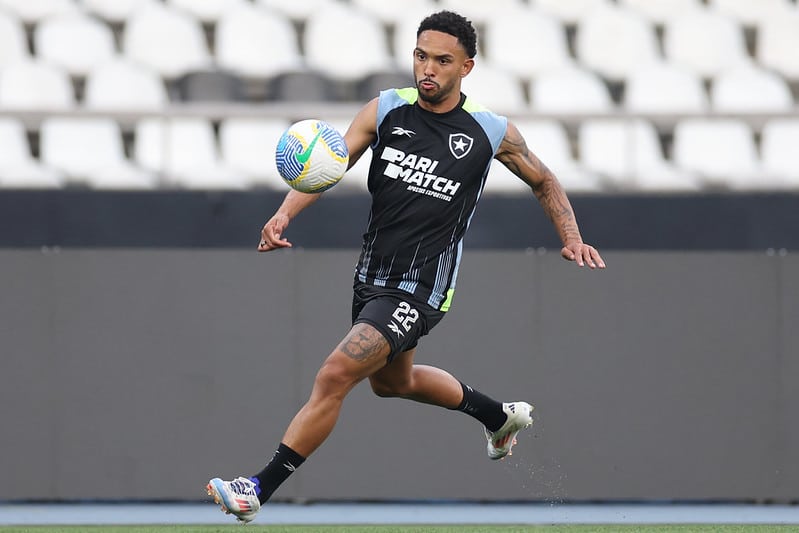 Vitinho treinando com o Botafogo no estádio Nilton Santos