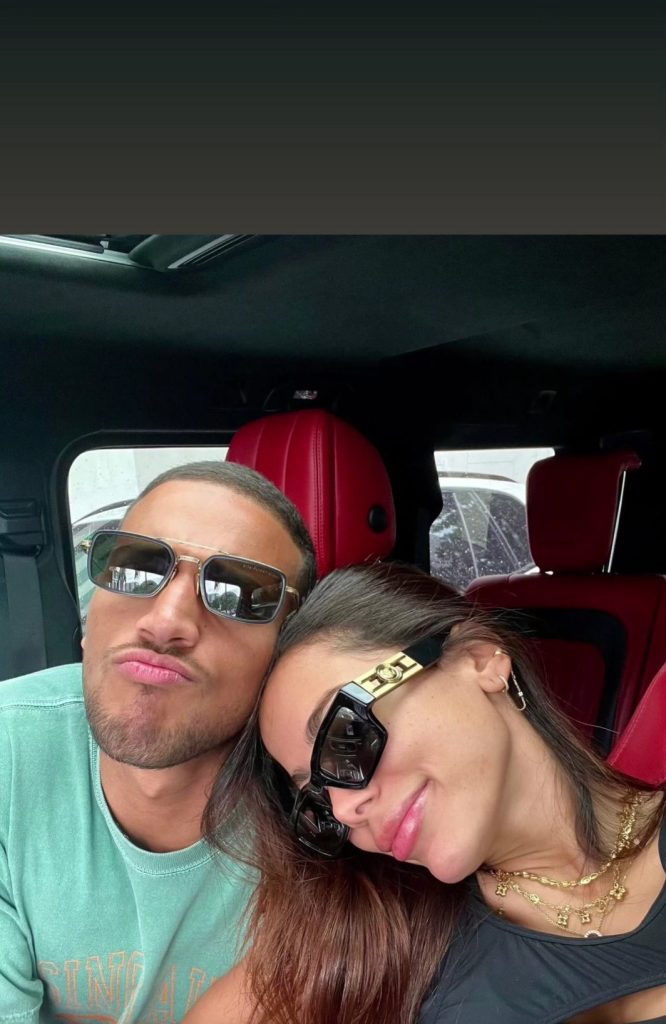 Anitta posta foto em clima de romance ao lado do jogador Vinicius Souza