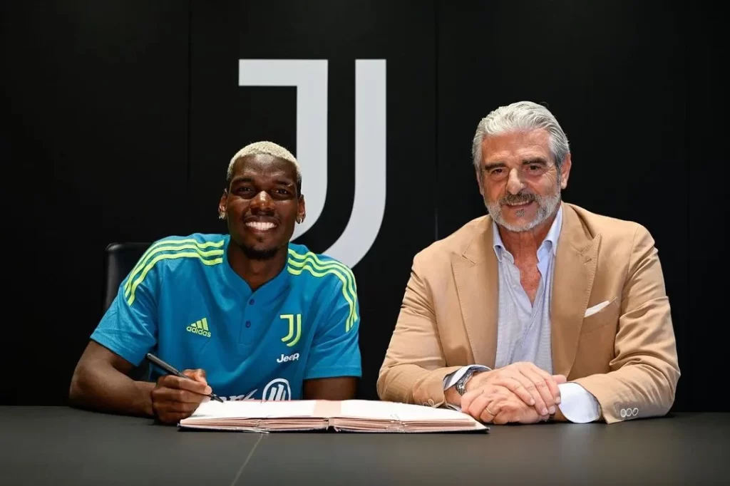 Pogba assinando com a Juventus 