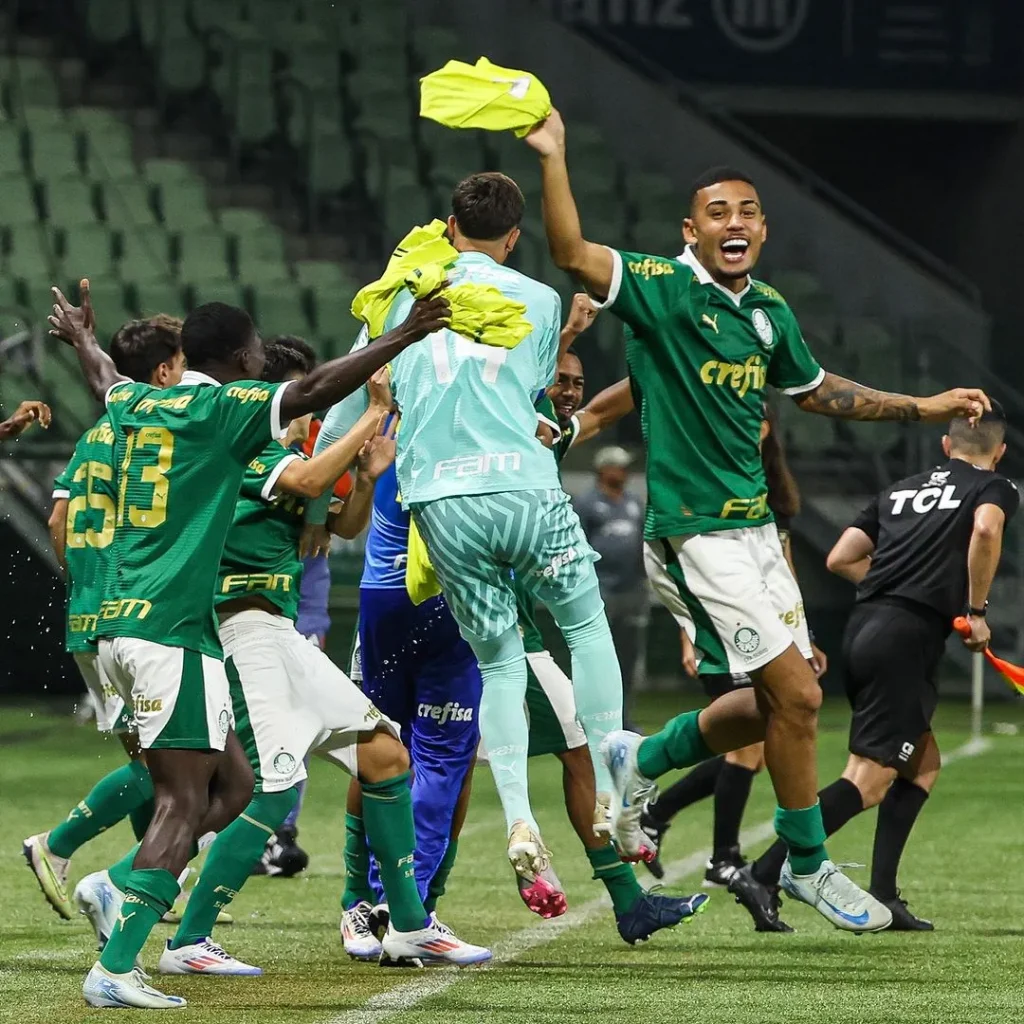 Jogadores do Palmeiras comemorando título do Campeonato Brasileiro Sub-20