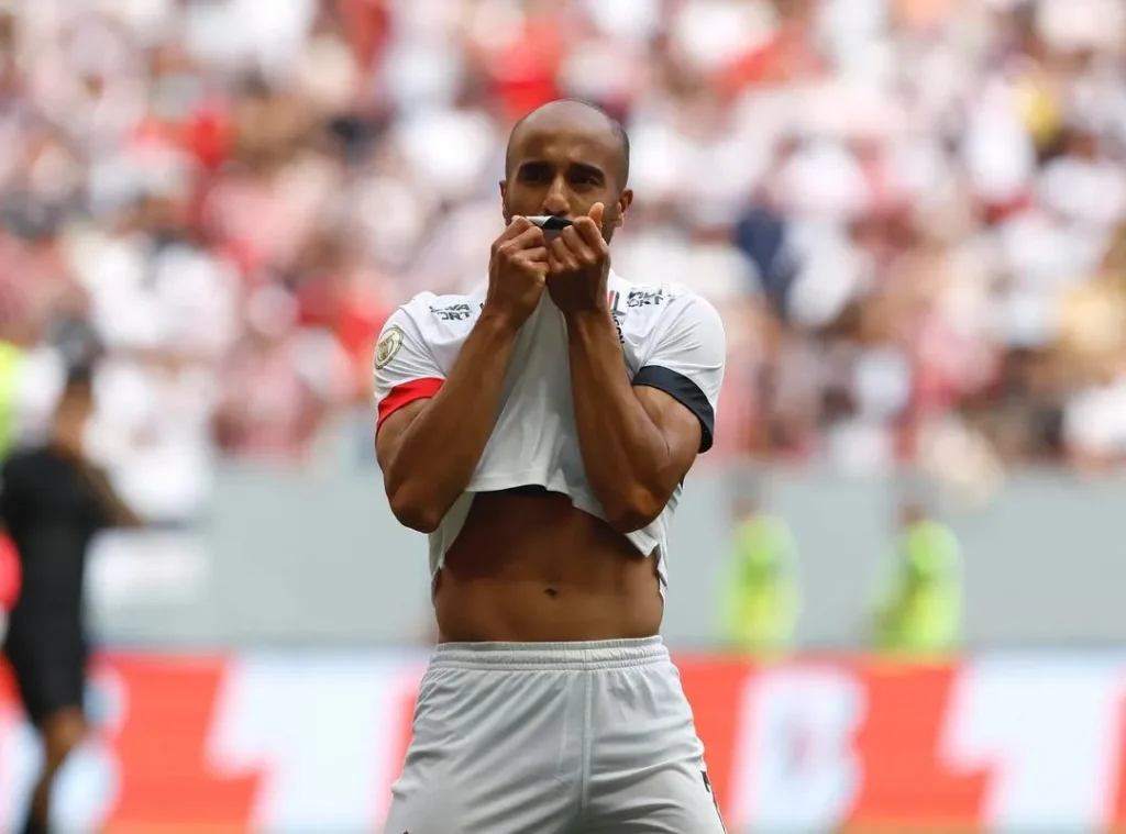 Lucas Moura comemorando gol em clássico contra o Corinthians