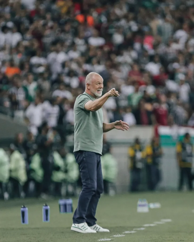 Mano Menezes em campo durante jogo Fluminense