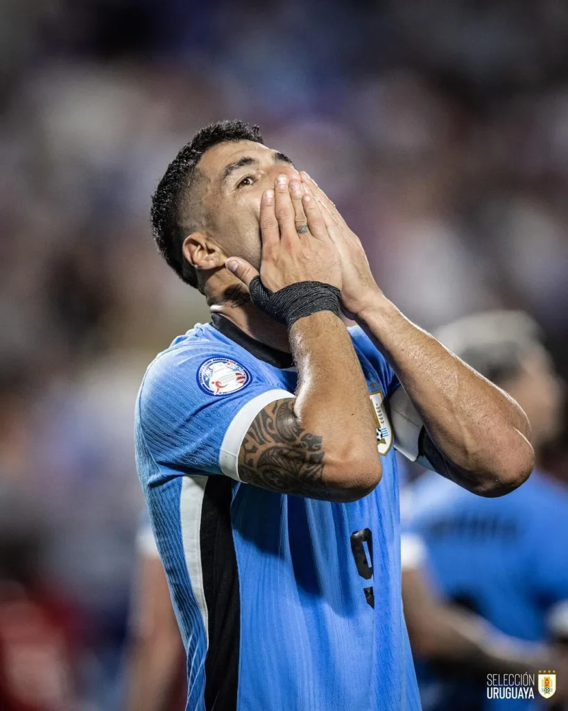 Luis Suárez com a camisa da Seleção Uruguaia